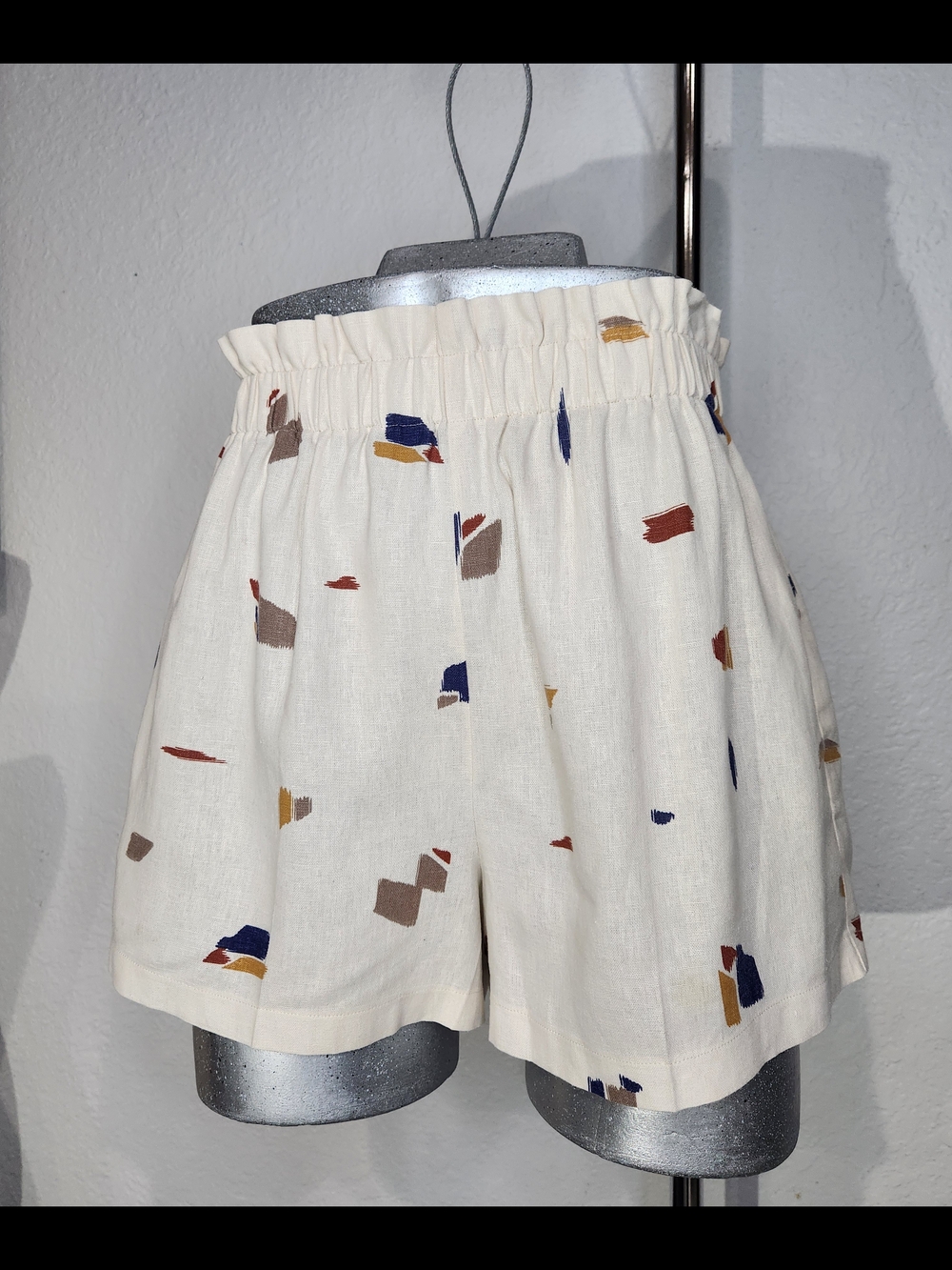 Lush Cream High-Waist Printed Elastic Shorts